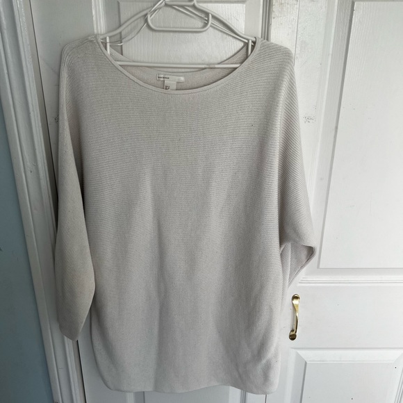 Mix of sweaters, long sleeves, and shorts !! Msg me & i can post individually - Picture 9 of 16